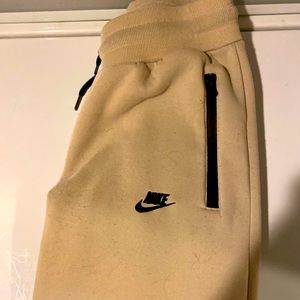 Nike tech sweatpants ‘cream’